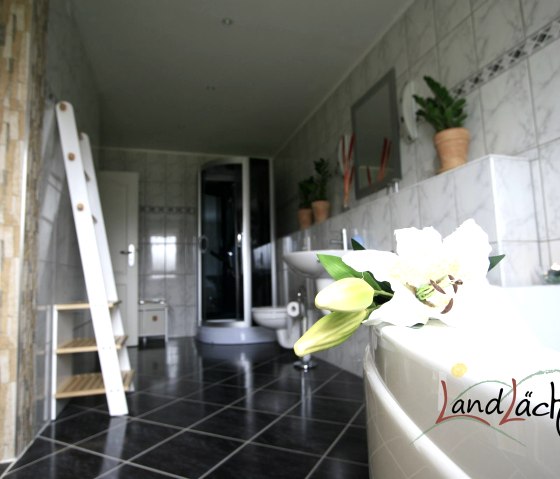 Das Wellness-Bad mit Sauna und Rainshower-Dusche, © Familie Floßdorf Das Wellness-Bad mit Sauna und Rainshower-Dusche, © Familie Floßdorf