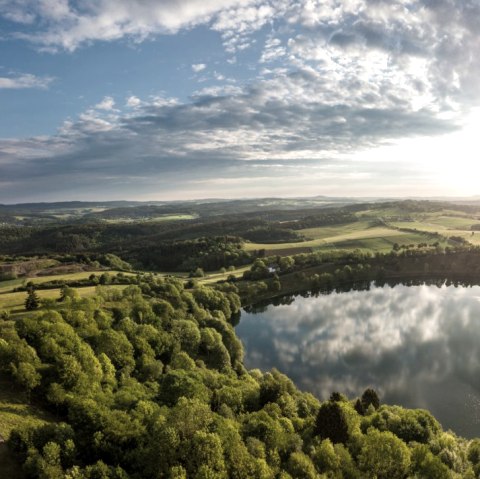 Weinfelder und Schalkenmehrener Maar, © Eifel Tourismus GmbH, D. Ketz Weinfelder und Schalkenmehrener Maar, © Eifel Tourismus GmbH, D. Ketz