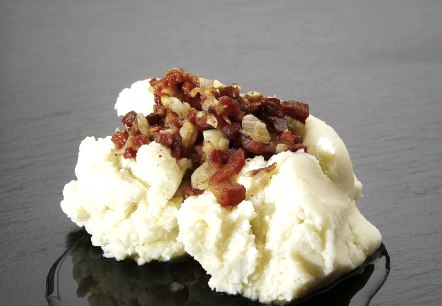 Kartoffelpürree mit Speck.
, © pixabay Ein Haufen Kartoffelpürree, auf dem Speck- und Zwiebelwürfel angerichtet sind.