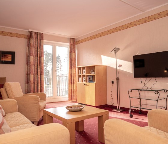 Hotel Löwenstein JS Wohnzimmer, © Wir erlauben die zeitlich unbegrenzte Verwendung und die Veröffentlichung sowohl auf der Website als auch in den Social Media Kanälen sowie in den Druckauflagen. Das Teilen und Bearbeiten darf nur in vorheriger Rücksprache mit uns erfolgen. Hotel Löwenstein JS Wohnzimmer, © Wir erlauben die zeitlich unbegrenzte Verwendung und die Veröffentlichung sowohl auf der Website als auch in den Social Media Kanälen sowie in den Druckauflagen. Das Teilen und Bearbeiten darf nur in vorheriger Rücksprache mit uns erfolgen.