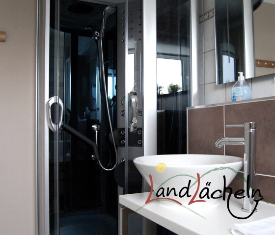 Auch das kleine Bad im EG hat eine Wellness-Dusche, © Familie Floßdorf Auch das kleine Bad im EG hat eine Wellness-Dusche, © Familie Floßdorf