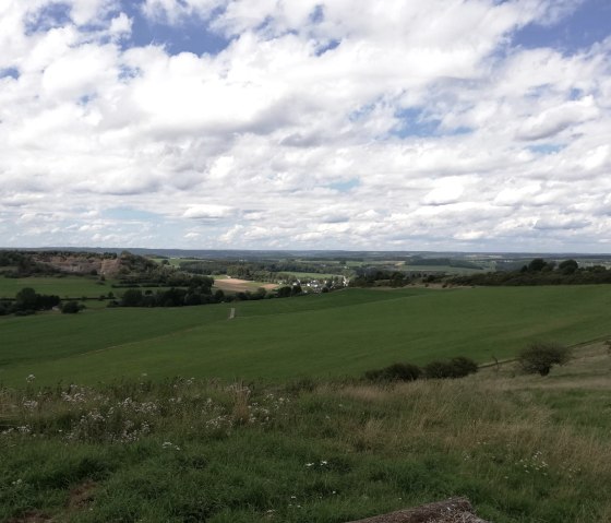 Aussicht XXL Bank, © Nadja Blum, Touristik GmbH Gerolsteiner Land Aussicht XXL Bank, © Nadja Blum, Touristik GmbH Gerolsteiner Land