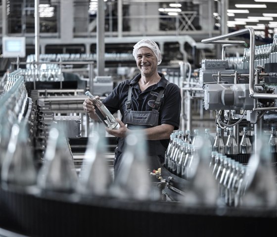 Qualitätskontrolle bei Gerolsteiner, © Gerolsteiner Brunnen GmbH & Co. KG Qualitätskontrolle bei Gerolsteiner, © Gerolsteiner Brunnen GmbH & Co. KG