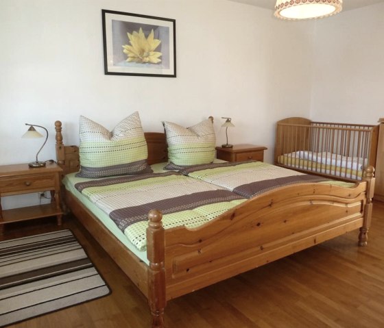Schlafzimmer 1, mit Kinderbett Schlafzimmer 1, mit Kinderbett