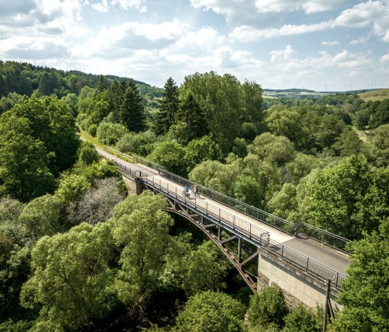 Het Kyll-fietspad voert ook over bruggen, zoals hier bij Stadtkyll, © Eifel Tourismus GmbH, Dominik Ketz Het Kyll-fietspad voert ook over bruggen, zoals hier bij Stadtkyll, © Eifel Tourismus GmbH, Dominik Ketz