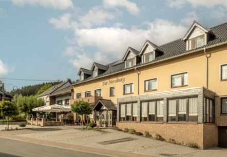 frontage of the Hotel zur Neroburg, © Fam. Müllerstein Long frontage of the Hotel zur Neroburg with adjoining conservatory and terrace