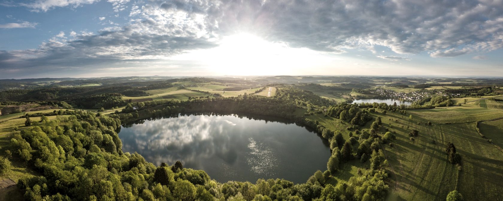 Weinfelder and Schalkenmehren maar, © Eifel Tourismus GmbH, D. Ketz Weinfelder and Schalkenmehren maar, © Eifel Tourismus GmbH, D. Ketz