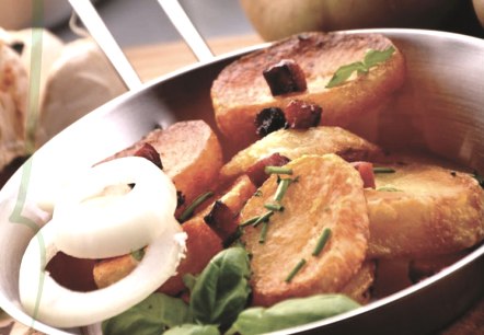 Bratkartoffeln und Zwiebeln in einer Pfanne.
, © Moses Ugo Nahaufnahme von knusprigen Kartoffelscheiben garniert mit Speckwürfeln, Schnittlauch und Zwiebeln in einer Pfanne neben weiteren Kartoffeln.