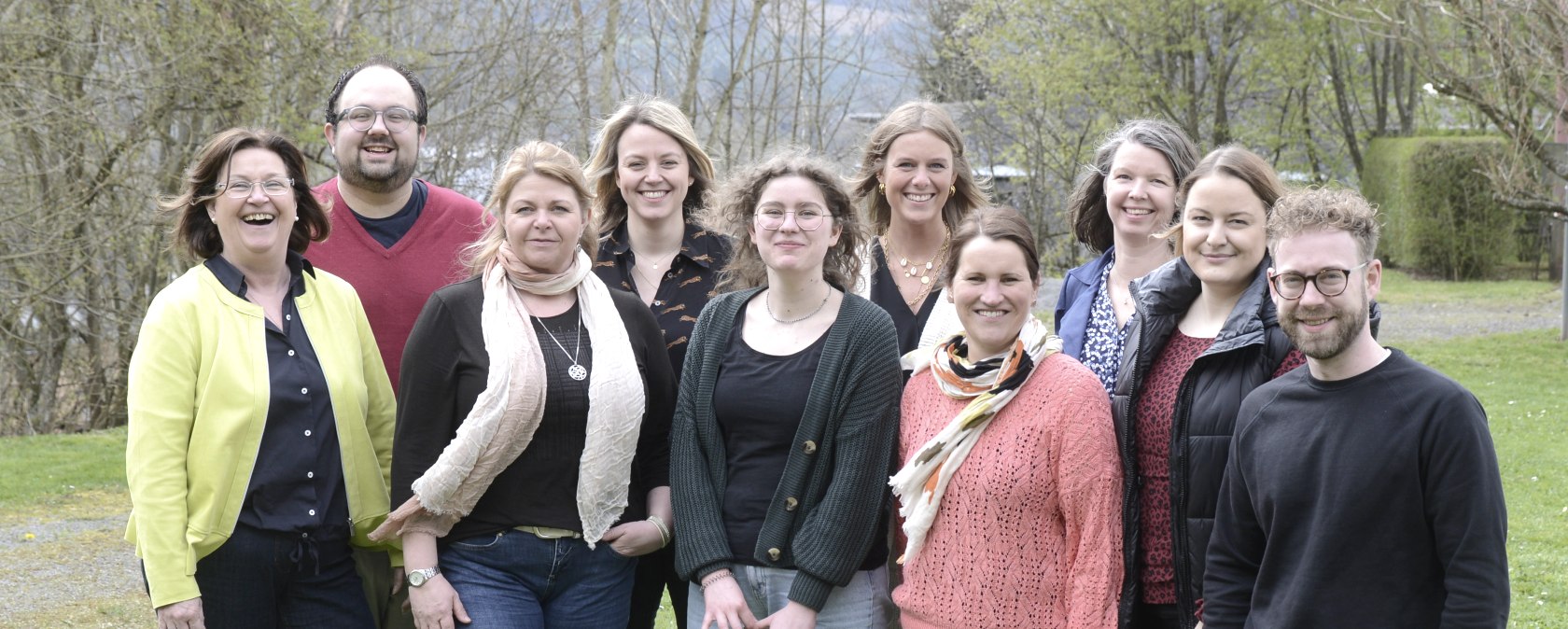 v.l.n.r.: Marion Wamig, René Wißgott, Michaela Berlingen, Anna Carina Krebs, Esther Juli, Sarah Wiesen, Emily Goenen, Melanie Salzburger, Esther Erharter, Dennis Winands, © Eifel Tourismus GmbH, Petra Grebe Zehn Personen stehen dicht beieinander und lächeln in die Kamera.