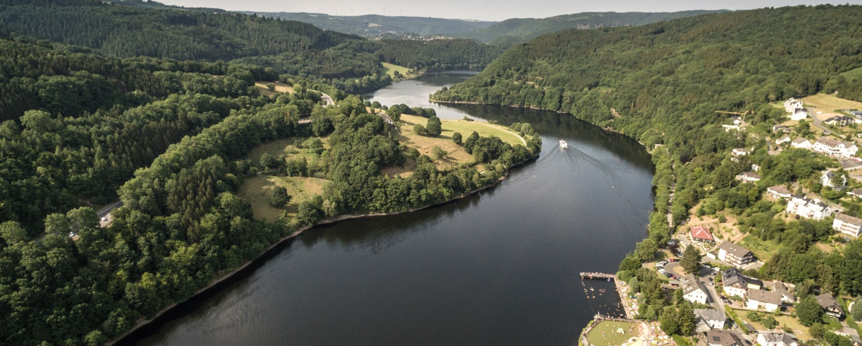 Uitzicht in het dal vanaf Einruhr op de Eifelsteig, © Eifel Tourismus/D. Ketz Uitzicht in het dal vanaf Einruhr op de Eifelsteig, © Eifel Tourismus/D. Ketz