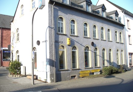 Außenfassade der Tourist-Information Hillesheim mit Deutscher Post Filale und DHL Shop., © Tourist-Information Gerolsteiner Land Außenfassade der Tourist-Information Hillesheim mit Deutscher Post Filale und DHL Shop.