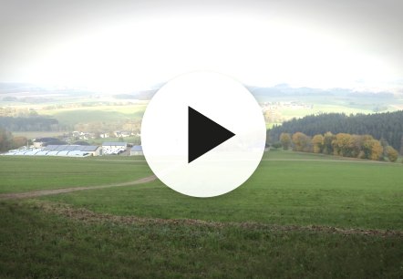 View of the Eifel landscape on the Kylltal circuit near Hillesheim with video play button in the foreground., © Touristik GmbH Gerolsteiner Land View of the Eifel landscape on the Kylltal circuit near Hillesheim with video play button in the foreground.