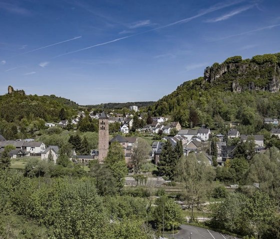 Blick auf die Erlöserkirche, © Nutzungsrecht: Leistung für Foto/Video Aufnahmen
Hiermit räumen wir ein einfaches Nutzungsrecht zur Veröffentlichung in allen Medien, für die erworbenen Bilder ein.
Nutzungsrechte laut § 31 Abs. 2 UrhG einfache Nutzungsrechte: Das einfache Nutzungsrecht berechtigt den Inhaber, das Werk auf die erlaubte Art zu nutzen, ohne dass eine Nutzung durch andere ausgeschlossen ist. Eine Nennung des Fotografen: Martin Müller, ist zwingend erforderlich. Blick auf die Erlöserkirche, © Nutzungsrecht: Leistung für Foto/Video Aufnahmen
Hiermit räumen wir ein einfaches Nutzungsrecht zur Veröffentlichung in allen Medien, für die erworbenen Bilder ein.
Nutzungsrechte laut § 31 Abs. 2 UrhG einfache Nutzungsrechte: Das einfache Nutzungsrecht berechtigt den Inhaber, das Werk auf die erlaubte Art zu nutzen, ohne dass eine Nutzung durch andere ausgeschlossen ist. Eine Nennung des Fotografen: Martin Müller, ist zwingend erforderlich.