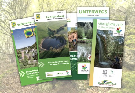 Five flyers on different hiking trails in the Gerolstein region.
, © Touristik GmbH Gerolsteiner Land Depiction of five flyers on different hiking trails in the Gerolstein region against a forest background.