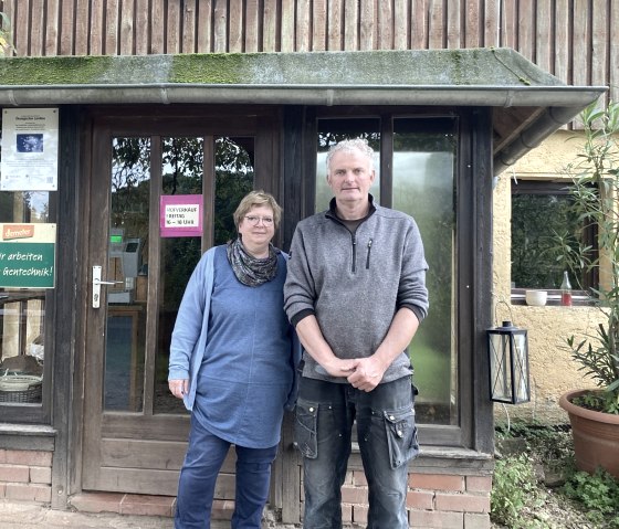 Familie Harborth vor dem Hof Steinich in Mürlenbach
, © Touristik GmbH Gerolsteiner Land Ein Mann und eine Frau stehen vor einem Gebäude und lächeln in die Kamera.