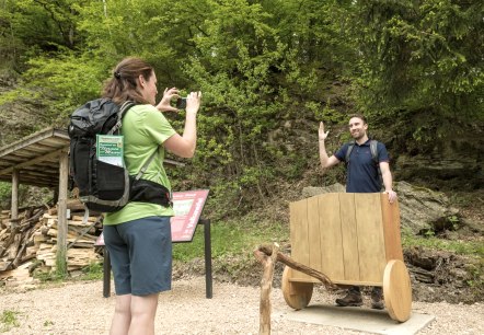 Reise mit dem Goldenen Wagen zu den Meilensteinen der Geschichte auf dem Hochkelberg Panorama-Pfad, © Eifel Tourismus GmbH, D. Ketz Reise mit dem Goldenen Wagen zu den Meilensteinen der Geschichte auf dem Hochkelberg Panorama-Pfad, © Eifel Tourismus GmbH, D. Ketz