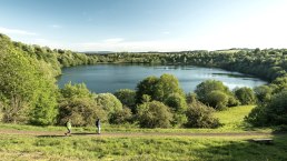Wanderer am Weinfelder Maar, © Eifel Tourismus GmbH, D. Ketz Wanderer am Weinfelder Maar, © Eifel Tourismus GmbH, D. Ketz
