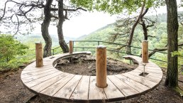 Hufeisenbank am Eifel-Blick Perdsley, © Eifel Tourismus GmbH, Dominik Ketz Hufeisenbank am Eifel-Blick Perdsley, © Eifel Tourismus GmbH, Dominik Ketz