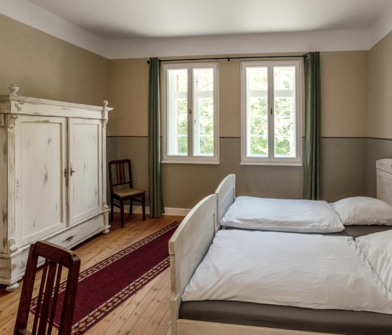 Doppelzimmer mit historischen Einzelbetten, © bahnhofsleben Doppelzimmer mit historischen Einzelbetten, © bahnhofsleben
