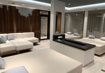Nieuwe waterlounge in het Seehotel am Stausee, © Seehotel am Stausee Verschillende stijlvolle ligstoelen en banken verdeeld over één ruimte. Een klein waterbassin in het midden.