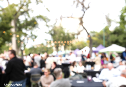 Sommerveranstaltungen im Gerolsteiner Land, © Canva, Touristik GmbH Gerolsteiner Land Verschwommene Aufnahme eines Parks mit vielen Personen