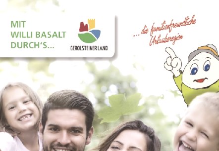 Voorpagina van de brochure “Met Willi Basalt door het Gerolsteiner Land”, © Touristik GmbH Gerolsteiner Land Voorpagina van de brochure “Met Willi Basalt door het Gerolsteiner Land” met foto van een gelukkig gezin van vier personen.