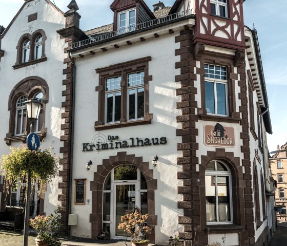 Historisch vakwerkgebouw met het opschrift 'Das Kriminalhaus' en 'Café Sherlock' in Hillesheim bij zonnig weer., © Eifel Tourismus GmbH, Dominik Ketz Historisch vakwerkgebouw met het opschrift 'Das Kriminalhaus' en 'Café Sherlock' in Hillesheim bij zonnig weer., © Eifel Tourismus GmbH, Dominik Ketz