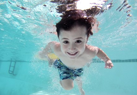 Boy underwater in swimming pool
, © Pixabay A little boy dives underwater in a swimming pool and looks at the camera, smiling.