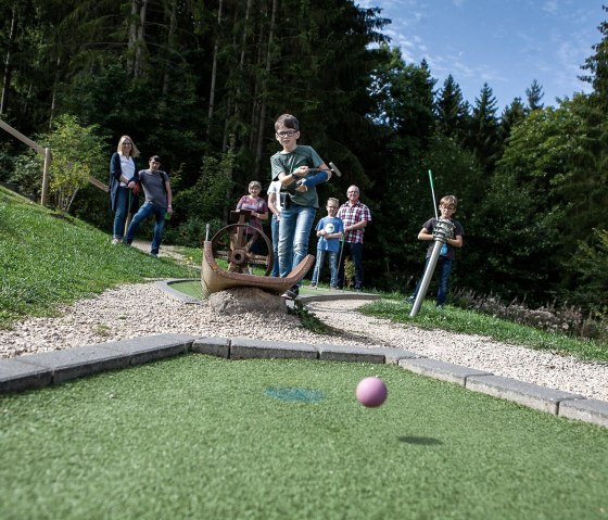 Eifel Adventures Minigolf mit Gästen, © EifelAdventures, Elmar Saxler Eifel Adventures Minigolf mit Gästen, © EifelAdventures, Elmar Saxler