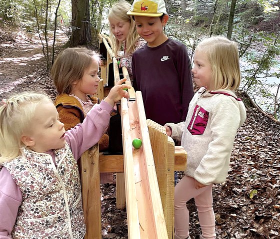 Kindergruppe an Bahn, © Touristik GmbH Gerolsteiner Land Kindergruppe an Bahn, © Touristik GmbH Gerolsteiner Land
