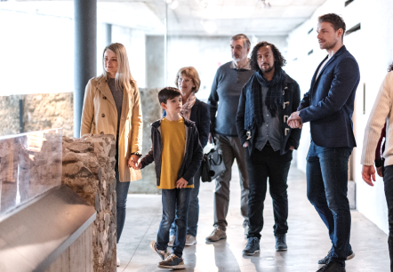 Besuchergruppe Museum, © canva Mehrere Personen in einem Museum
