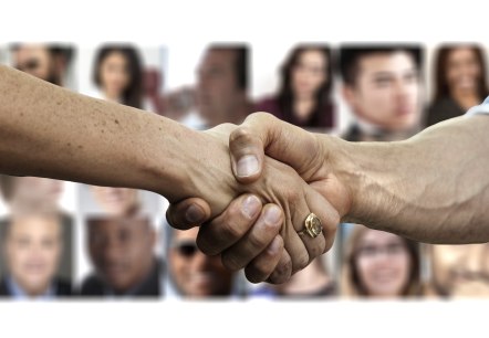 Samenwerking tussen beroepsverenigingen
, © Pixabay Twee handen schudden elkaar krachtig de hand. Veel mensen zijn wazig op de achtergrond.