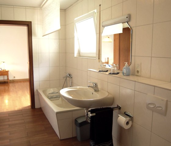 Badezimmer mit Badewanne u. WC Badezimmer mit Badewanne u. WC