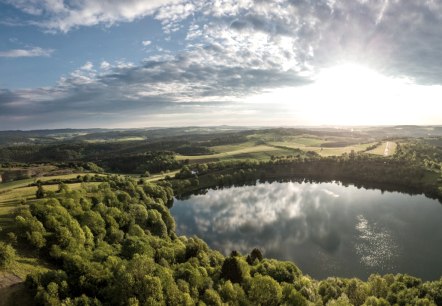 Weinfelder and Schalkenmehren maar, © Eifel Tourismus GmbH, D. Ketz Weinfelder and Schalkenmehren maar, © Eifel Tourismus GmbH, D. Ketz