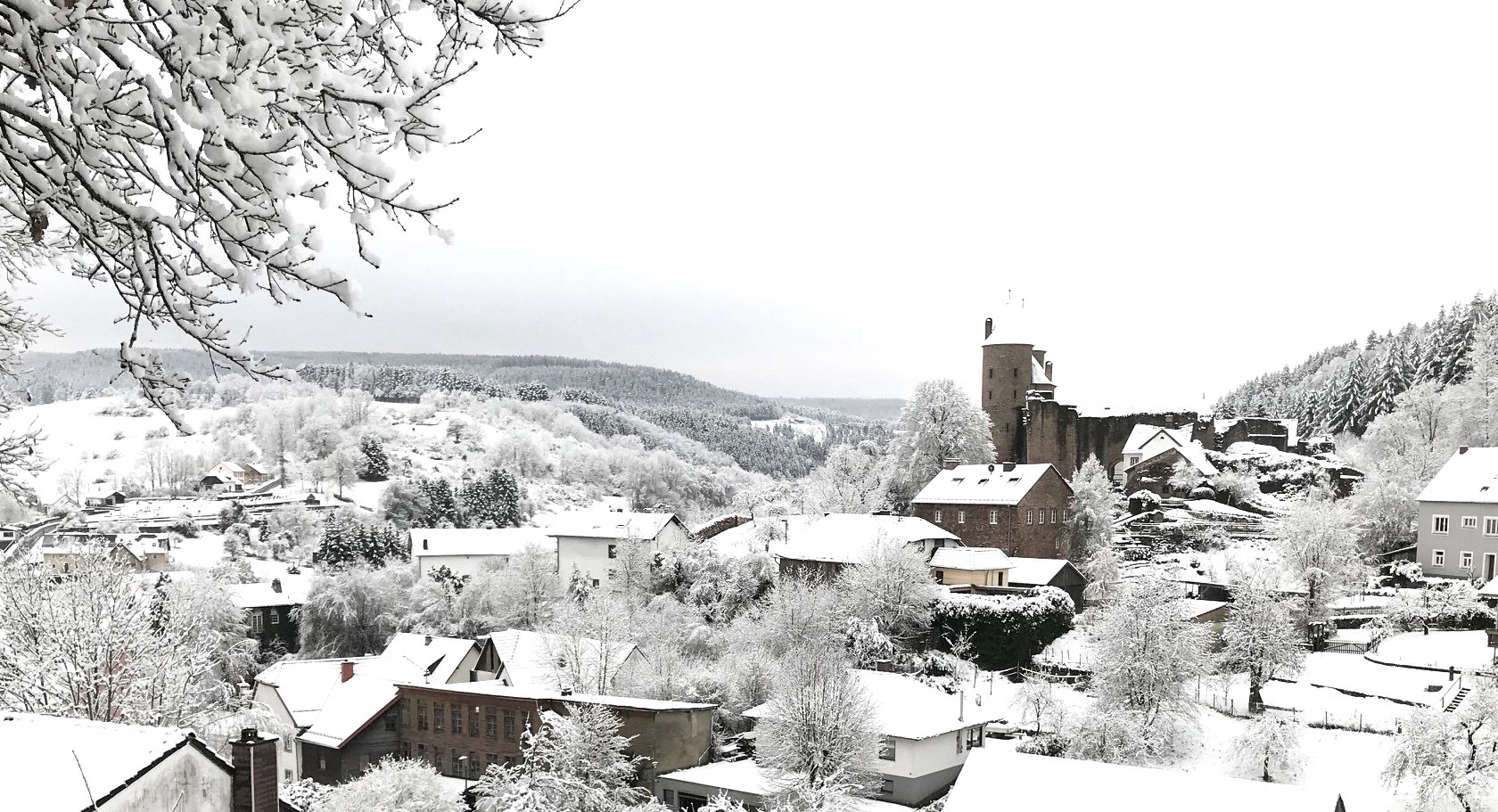 Bertradaburg Mürlenbach in winter
, © Frau Dr. Manuela Wulfert View of a snow-covered village. A large castle stands out between the snow-covered houses.