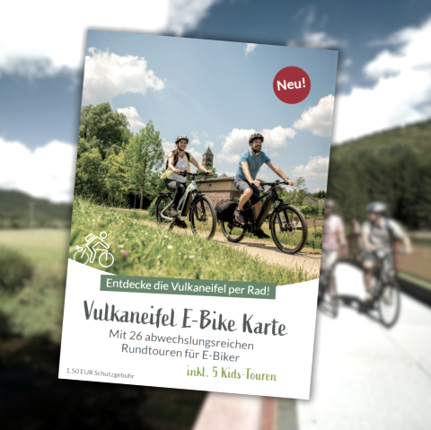 Titelseite Vulkaneifel E-Bike Karte , © Touristik GmbH Gerolsteiner Land Titelseite Vulkaneifel E-Bike Karte mit einem Bild von zwei Radfahrern