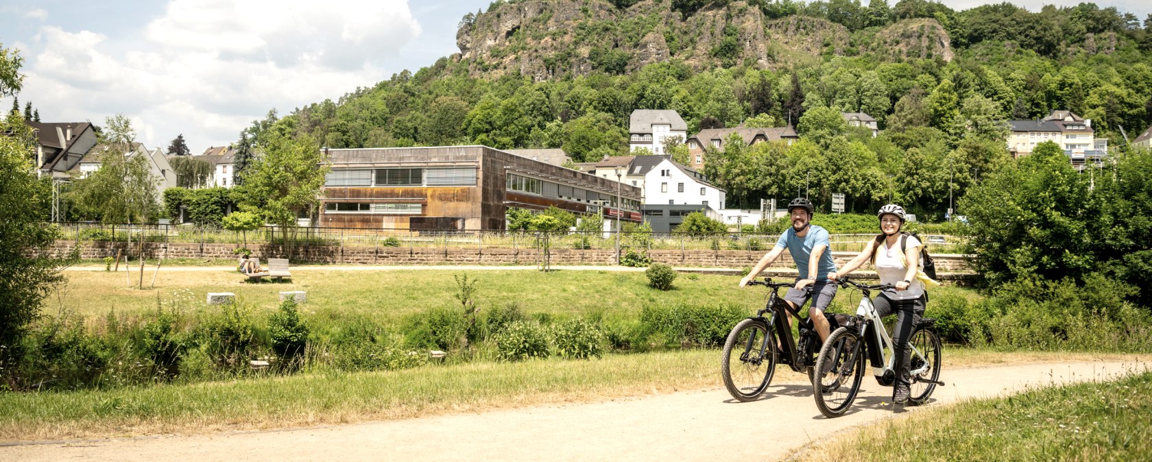Kyll fietspad in Gerolstein. met de Dolomieten op de achtergrond, © Eifel Tourismus GmbH, Dominik Ketz Kyll fietspad in Gerolstein. met de Dolomieten op de achtergrond, © Eifel Tourismus GmbH, Dominik Ketz