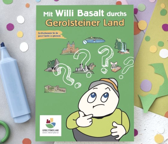 Titelseite des Rätselhefts "Mit Willi Basalt durch das Gerolsteiner Land"
, © Touristik GmbH Gerolsteiner Land Titelseite des Rätselhefts "Mit Willi Basalt durch das Gerolsteiner Land" auf einem Tisch voller Mal- und Bastelutensilien und bunter Blätter.