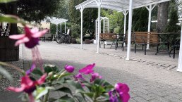 Außenterrasse Gästehaus Feriendorf Pulvermaar, © Feriendorf Pulvermaar Außenterrasse Gästehaus Feriendorf Pulvermaar, © Feriendorf Pulvermaar