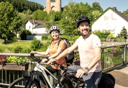 Kyll-Radweg, Mürlenbach mit Bertradaburg, © Eifel Tourismus GmbH, Dominik Ketz Kyll-Radweg, Mürlenbach mit Bertradaburg, © Eifel Tourismus GmbH, Dominik Ketz