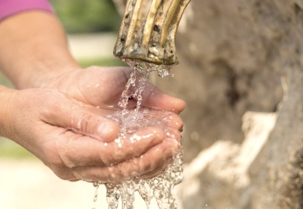 Hands catch fresh water from the Helnenquelle spring in the Gerolstein spa gardens., © Eifel Tourismus GmbH, Dominik Ketz Hands catch fresh water from the Helnenquelle spring in the Gerolstein spa gardens., © Eifel Tourismus GmbH, Dominik Ketz