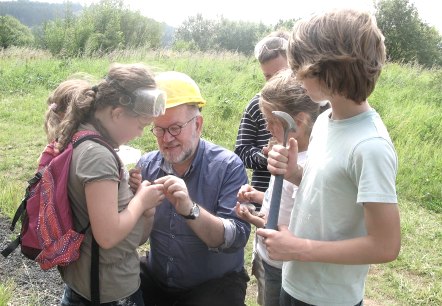 Gesteinsdetektive in Aktion, © Touristik GmbH Gerolsteiner Land Gesteinsdetektive in Aktion, © Touristik GmbH Gerolsteiner Land
