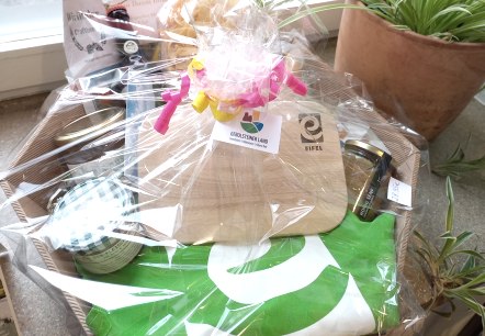 Die bereits fertig verpackten Regionalkörbe können in der Tourist-Information Gerolstein erworben werden., © Touristik GmbH Gerolsteiner Land Ein schön verpackter Geschenkkorb mit zahlreichen regionalen Lebensmitteln und Produkten.