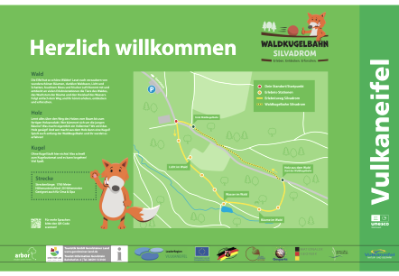 Information sign ‘Welcome’ at the starting point of the nature trail., © hochkant Information sign ‘Welcome’ at the starting point of the nature trail with information about the forest, wood, the balls and the route.