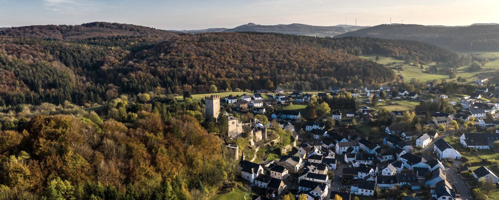 Blick auf Kerpen und Eifel-Landschaft, © Eifel Tourismus GmbH, D. Ketz Blick auf Kerpen und Eifel-Landschaft, © Eifel Tourismus GmbH, D. Ketz