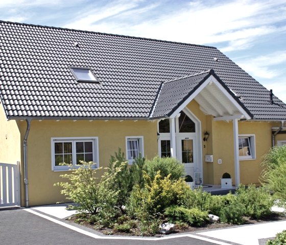 Hausansicht mit 2 Stellplätzen Hausansicht mit 2 Stellplätzen