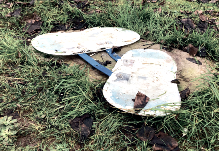Gestell der Willi Basalt Figur
, © Touristik GmbH Gerolsteiner Land Zementblock mit Fuß-Befestigungen für die Willi Basalt Figur auf einer Wiese.