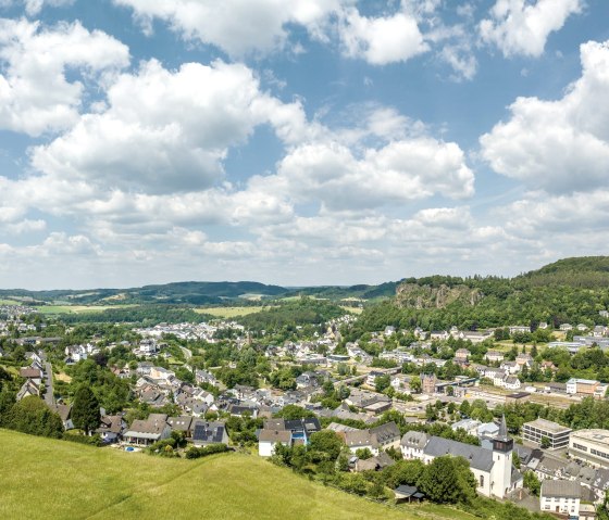 Blick von der Burg auf Gerolstein und die Dolomite, © Eifel Tourismus GmbH/Dominik Ketz Blick von der Burg auf Gerolstein und die Dolomite, © Eifel Tourismus GmbH/Dominik Ketz