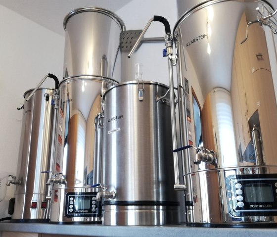 Mr Sibiak's brewing equipment.
, © Touristik GmbH Gerolsteiner Land A metal brewing system with several vessels and the inscription “Klarstein”.