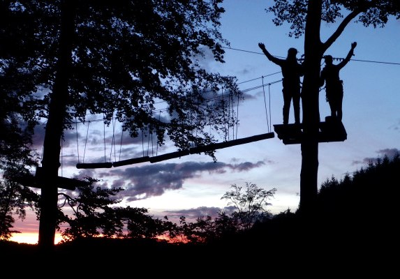 Ziplining by NIGHT DELUXE, EifelAdventures in Berlingen - Vulkaneifel
Hängebrücke Nr. 1 Ziplining by NIGHT DELUXE, EifelAdventures in Berlingen - Vulkaneifel
Hängebrücke Nr. 1